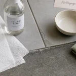 Comment enlever l odeur de pipi de chat : vinaigre blanc sur carrelage avec chiffon microfibre