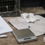 Vermifuge pour lapin : balance et ordonnance vétérinaire pour traiter les parasites